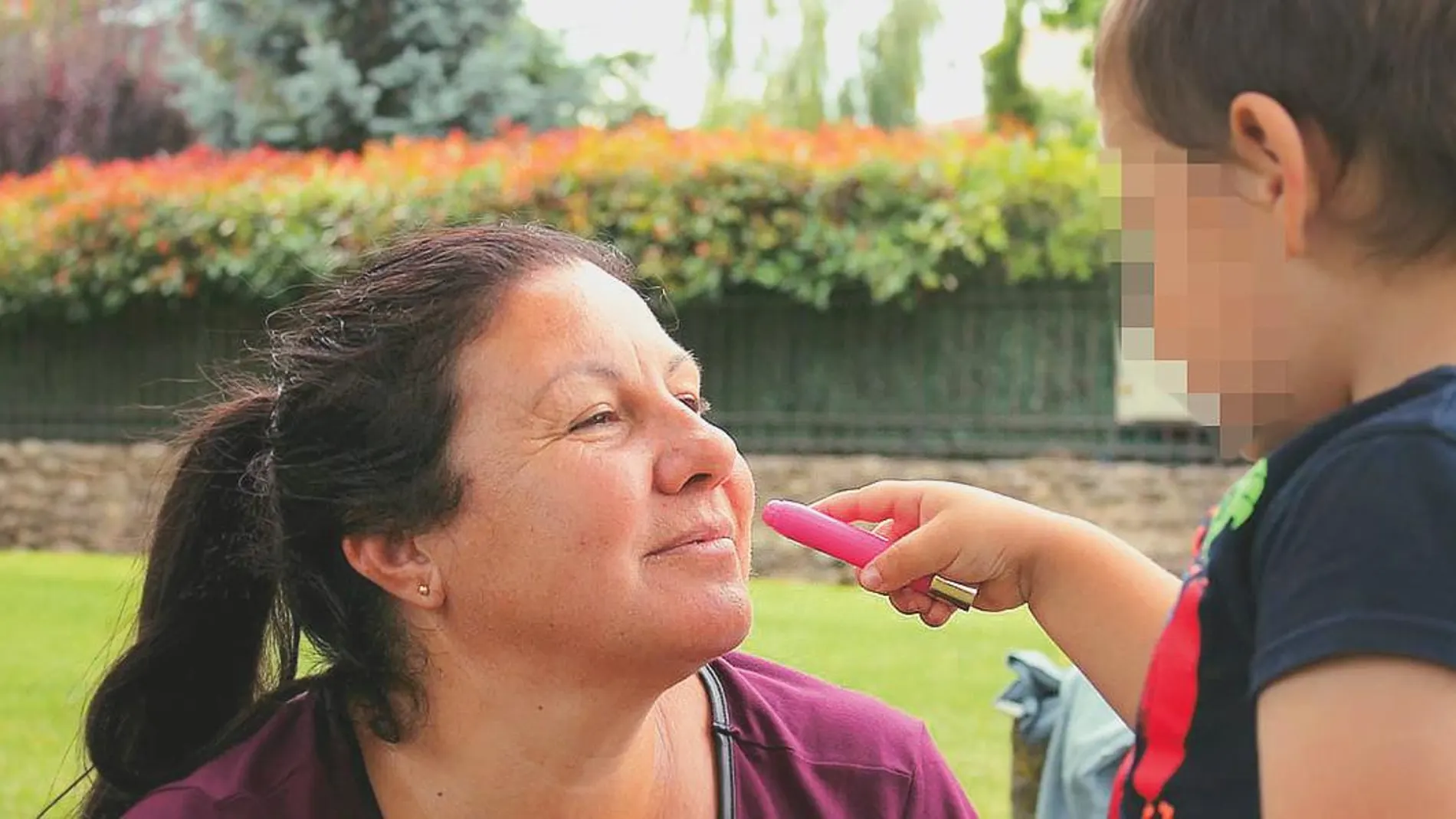 Antonia Ramírez con su nieto. La familia defiende su derecho a conocer al menor /Fotos: La Razón