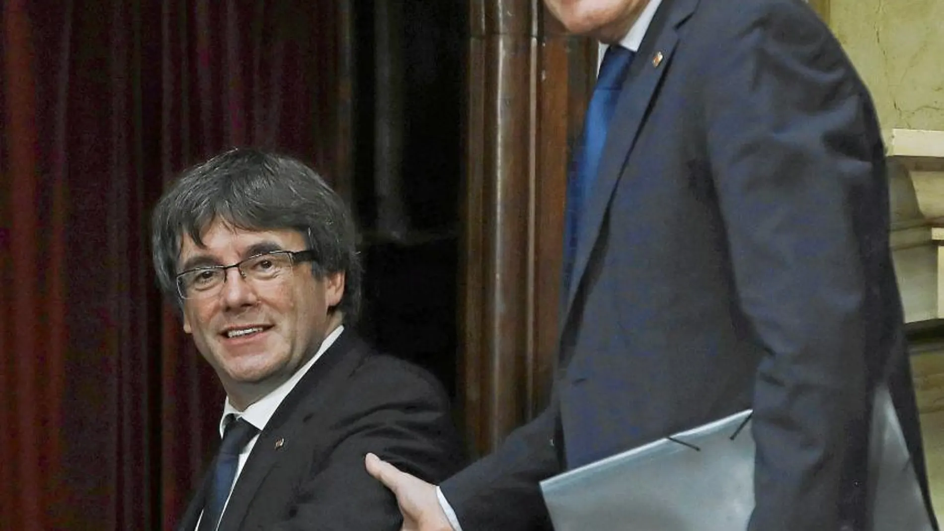 Según parece, «Mas siempre ha querido volver» y Puigdemont se lo está pensando. En la imagen, ambos en el Parlament el 10 de octubre del año pasado