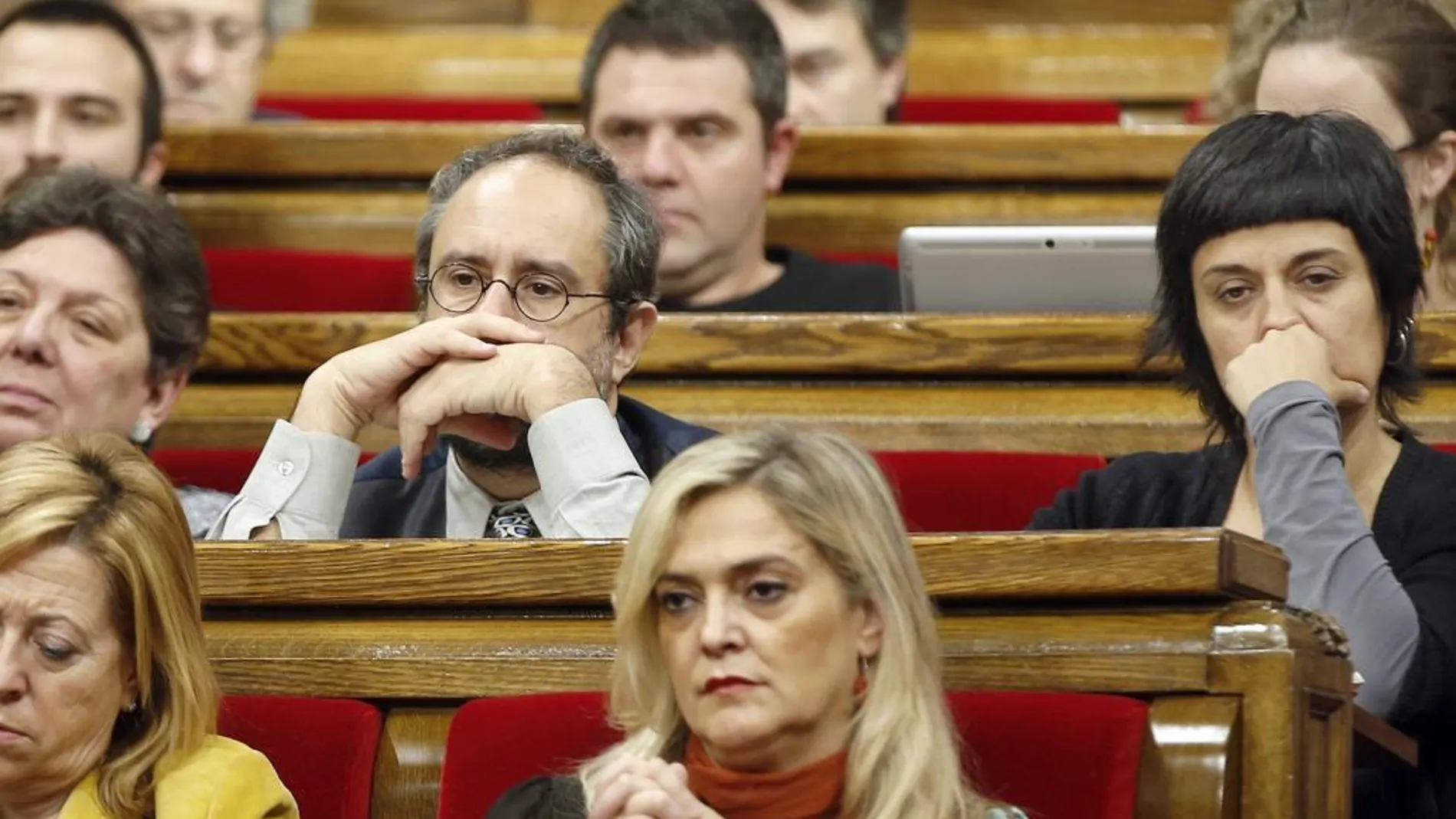 Los diputados de la CUP, Antonio Baños y Anna Gabriel (d), durante el segundo debate de investidura en el Parlament.
