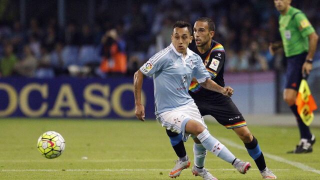 El jugador del Celta de Vigo Orellana (i) pugna por un balón con el jugador del Rayo Vallecano Nacho