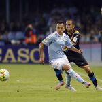 El jugador del Celta de Vigo Orellana (i) pugna por un balón con el jugador del Rayo Vallecano Nacho