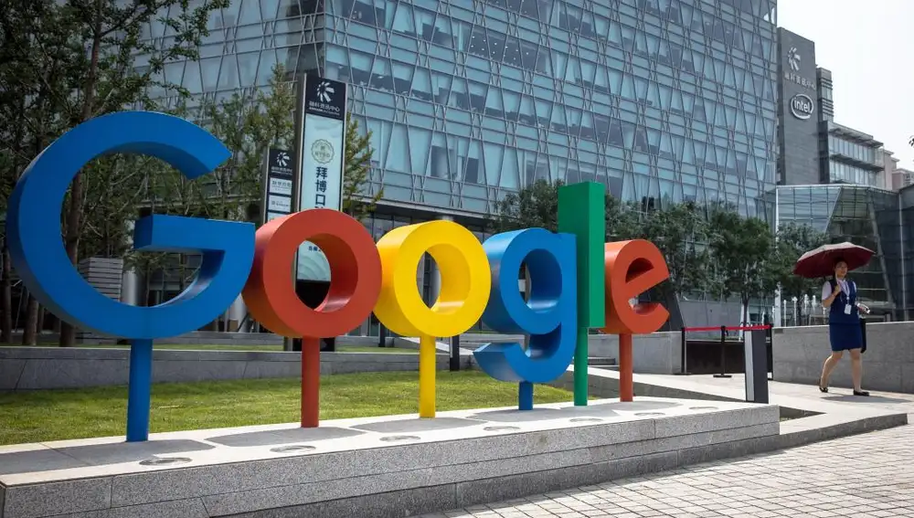 En la imagen, una mujer cerca del logotipo de las oficinas de la compañía, en Pekín. El logotipo de Google es uno de los más reconocibles del mundo | Fuente: EFE