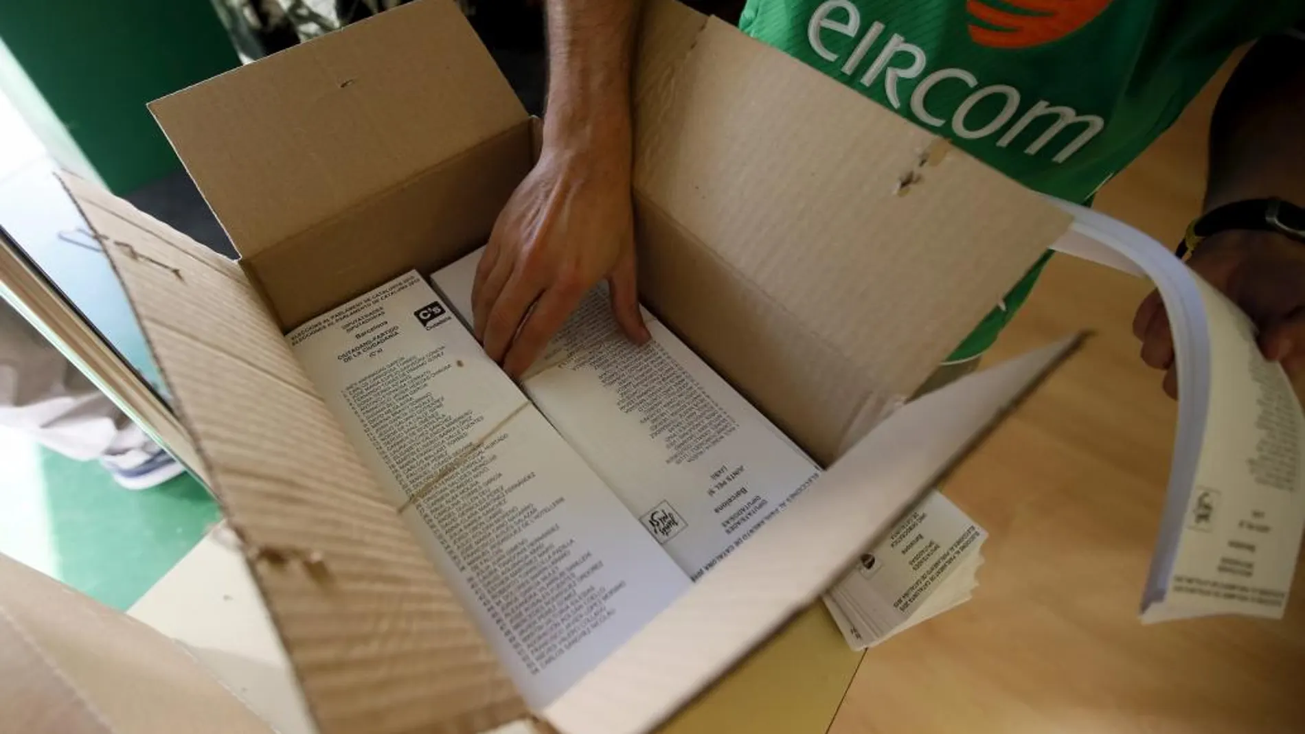 Abren los colegios electorales en Cataluña