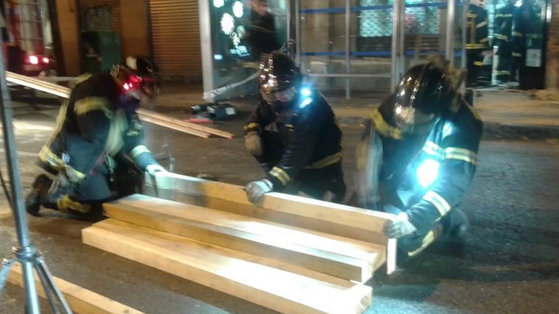 Desalojado un edificio tras caerse parte de un pilar