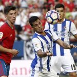El jugador de Osasuna David Garcia intenta arrebatar el esférico ante I.Martinez de la Real Sociedad