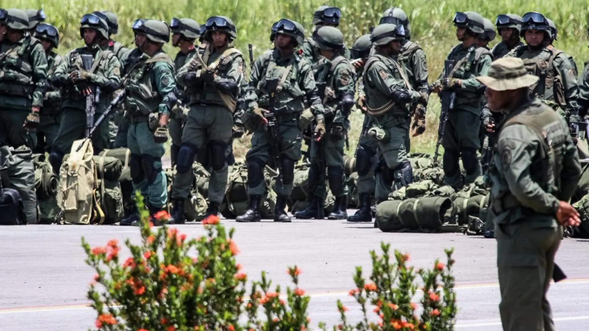 Miembros de la Armada de Venezuela forman a su llegada el lunes 31 de agosto del 2015, a la localidad de La Fría (Venezuela)
