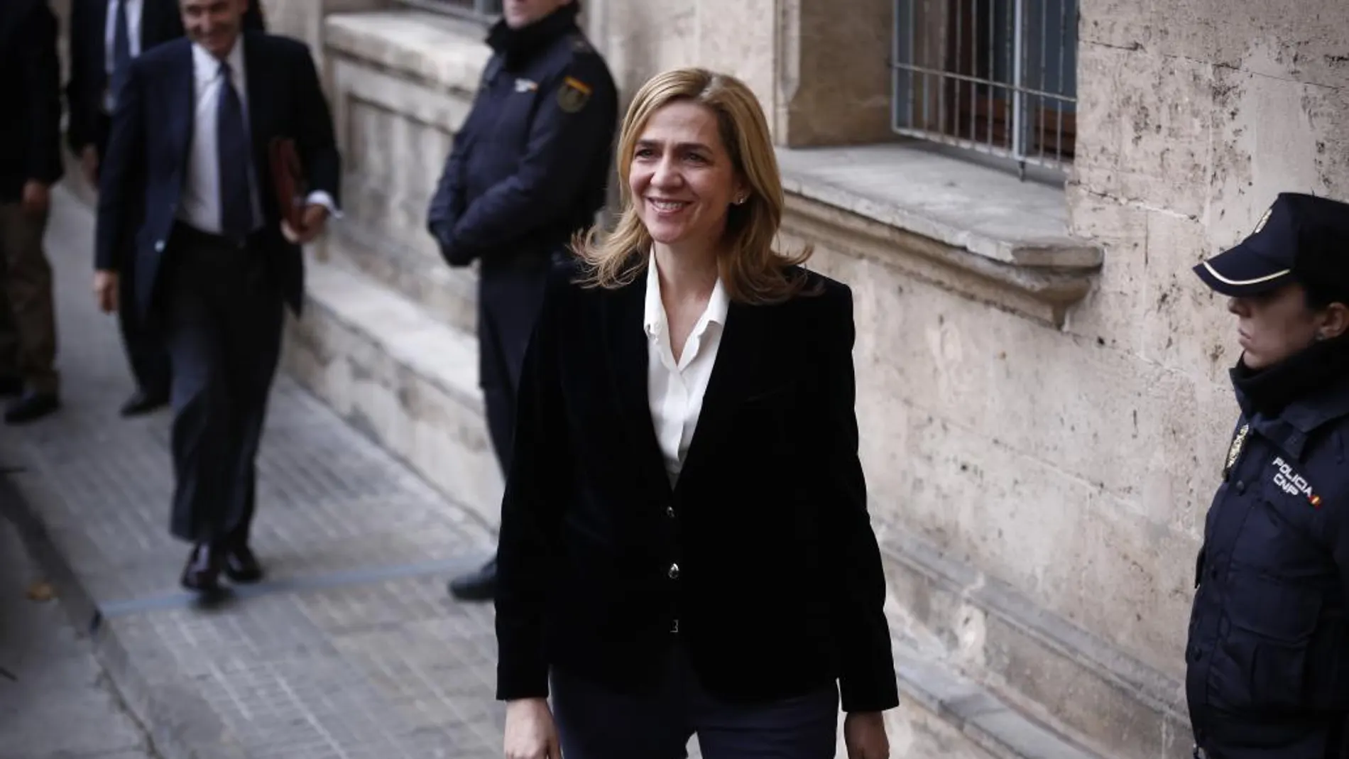 La Infanta Cristina, junto a Miquel Roca en los juzgados de Palma