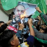 Un grupo de palestinos quema la imagen del dimitido ministro de Defensa, Avigdor Lieberman, en las calles de Gaza