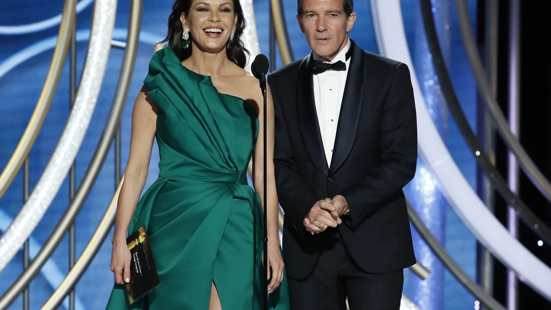 Catherine Zeta-Jones y Antonio Banderas durante la 76 edición de la «Annual Golden Globe Awards» / Foto: AP