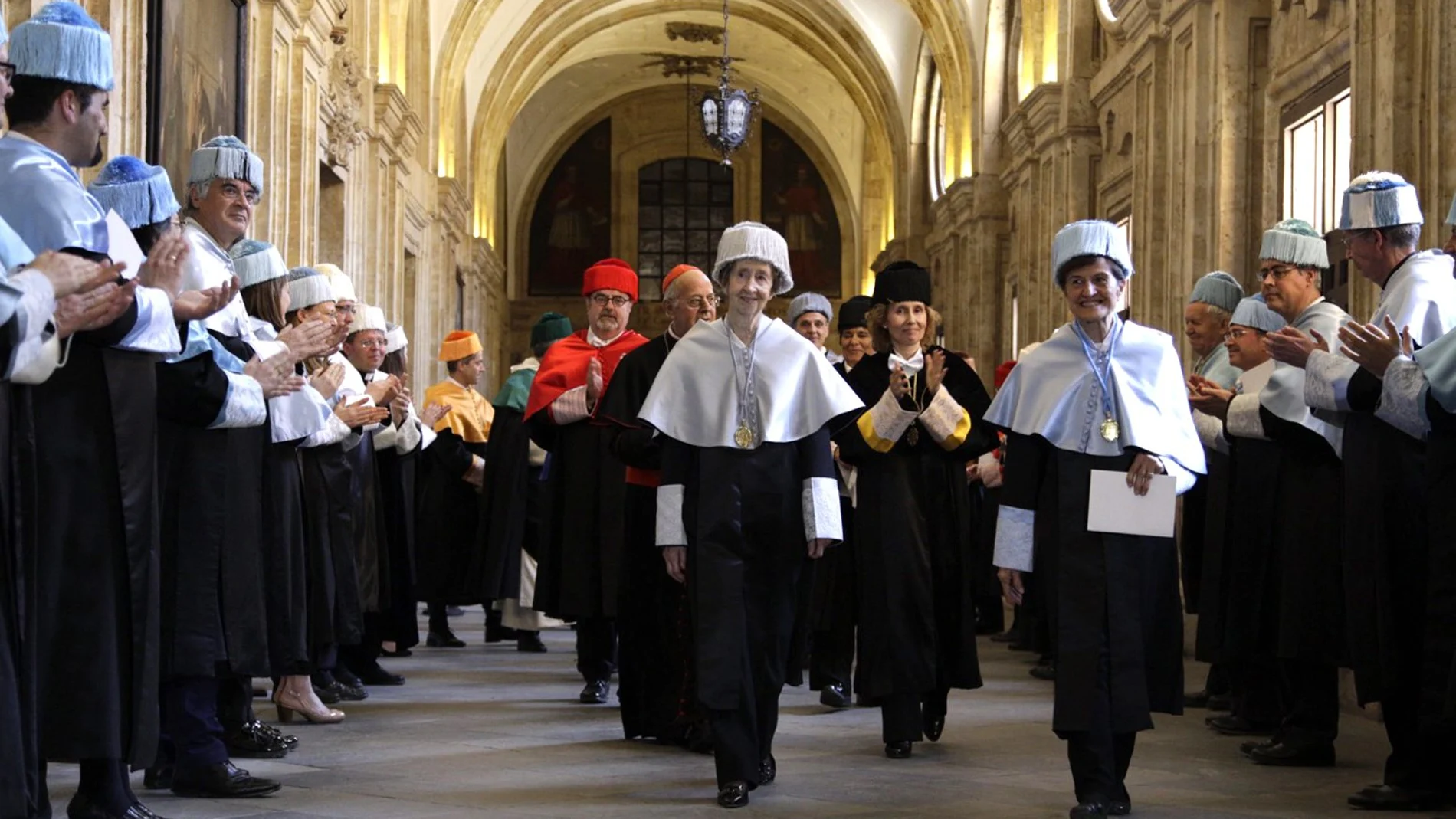 Margarita Salas y Adela Cortina encabezan el desfile en el claustro de la Pontificia momentos antes del acto en que fueron investidas Honoris Causa