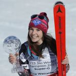 La esquiadora Tina Weirather, de Liechtenstein, celebra su victoria en la modalidad de supergigante de la Copa del Mundo femenina de esquí alpino