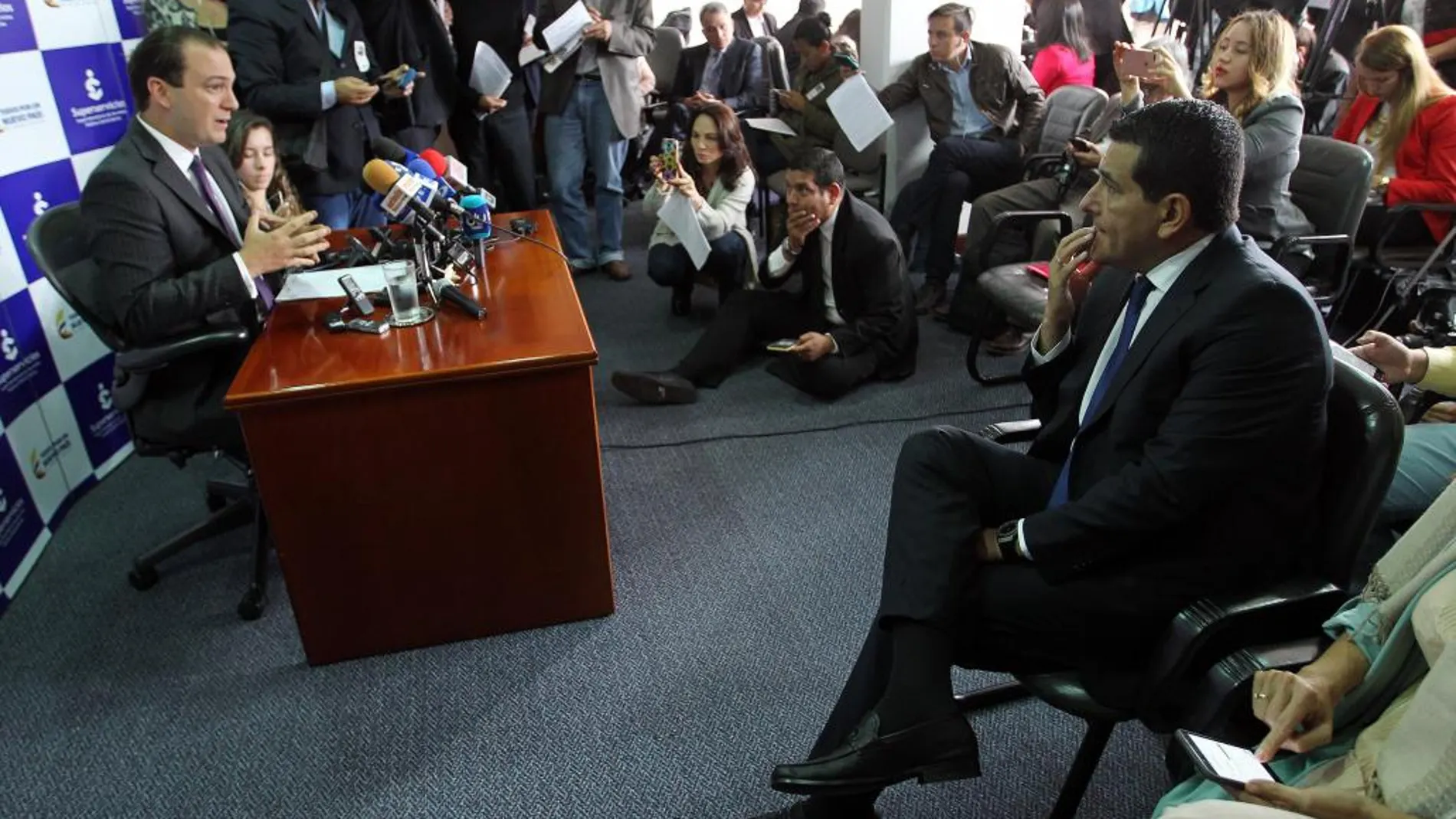 El superintendente de Servicios Públicos de Colombia, José Miguel Mendoza (i), habla en una rueda de prensa, escuchado por el gobernador del departamento colombiano de Bolívar, Dumek Turbay (d), hoy, martes 14 de marzo de 2017, en Bogotá (Colombia).