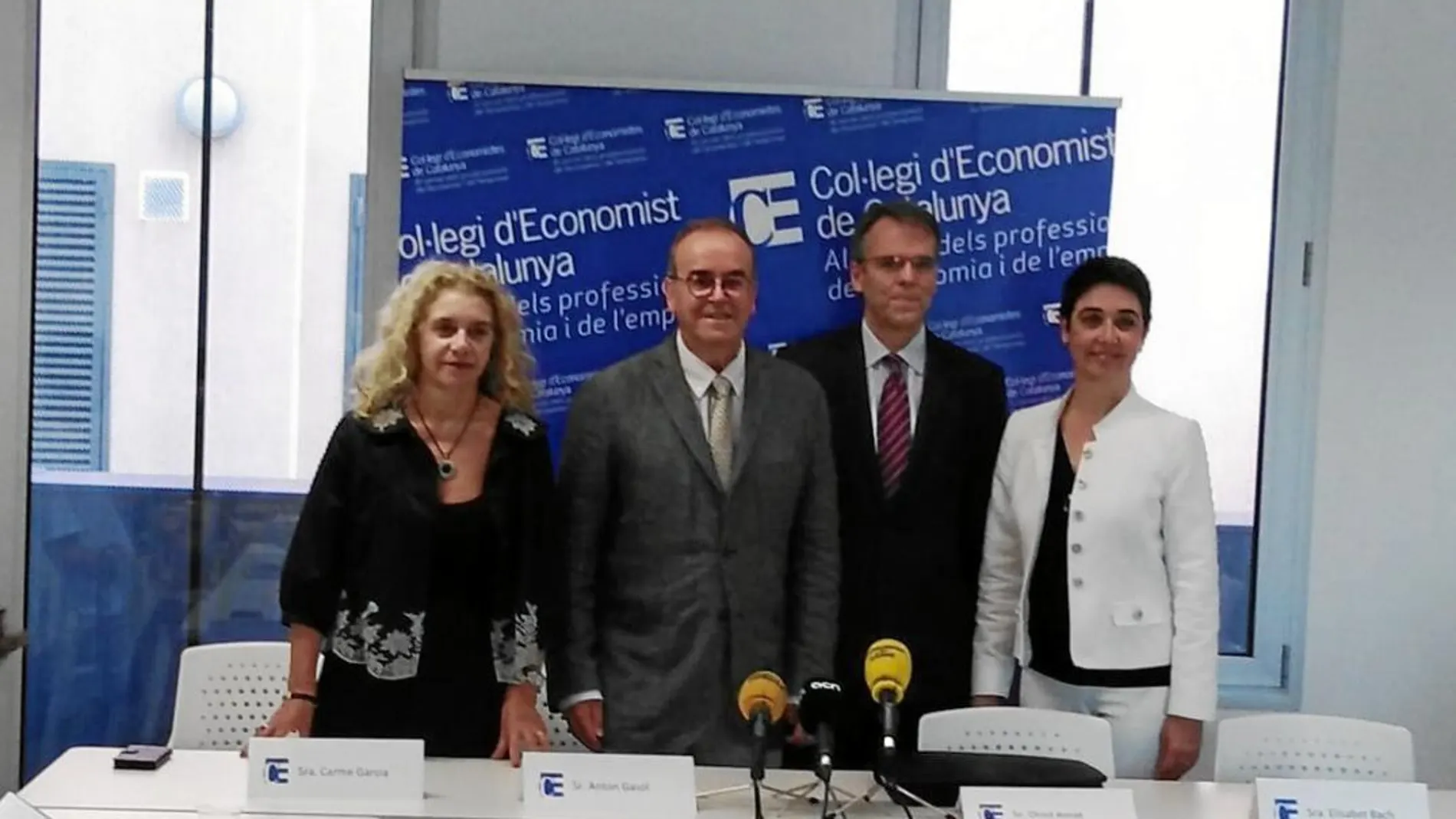 Imagen de los nuevos miembros de la Junta de Gobierno del Colegio, ayer en la rueda de prensa. Foto: Economistas de Cataluña
