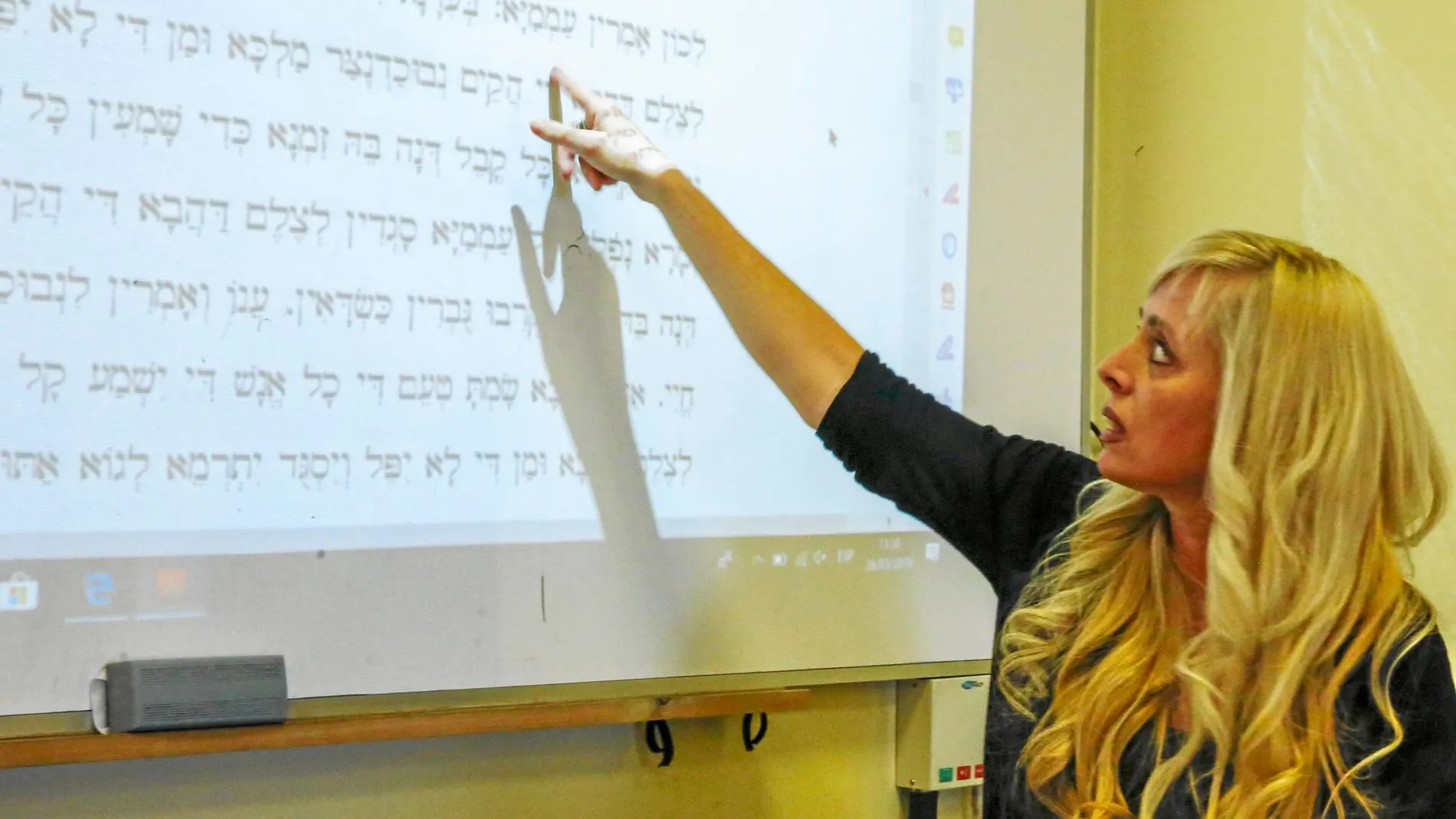 Cayetana Johnson, profesora de Arameo, Hebreo bíblico y Literatura judeo rabínica, en una de sus clases / Foto: Javier Fdez. Largo