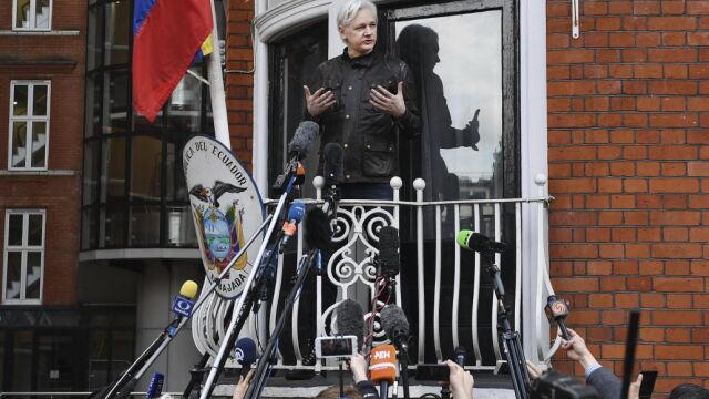 Julian Assange se dirige a los medios de comunicación en el balcón de la embajada ecuatoriana en Londres