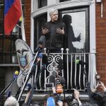 Julian Assange se dirige a los medios de comunicación en el balcón de la embajada ecuatoriana en Londres