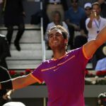 Nadal celebra su victoria ante el serbio Novak Djokovic en semifinales del Mutua Madrid Open en la Caja Mágica de Madrid.
