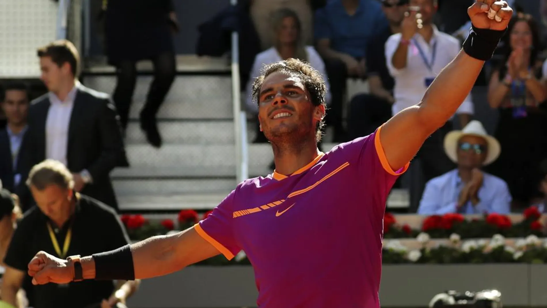 Nadal celebra su victoria ante el serbio Novak Djokovic en semifinales del Mutua Madrid Open en la Caja Mágica de Madrid.