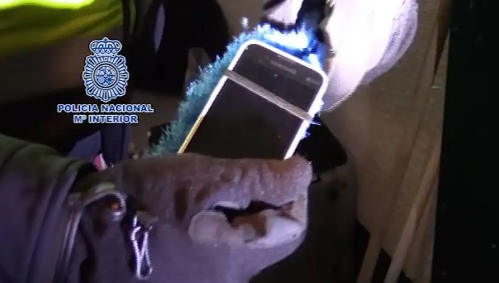 Teléfono móvil escondido en la escoba dentro de una prisión/ Foto: Policía Nacional