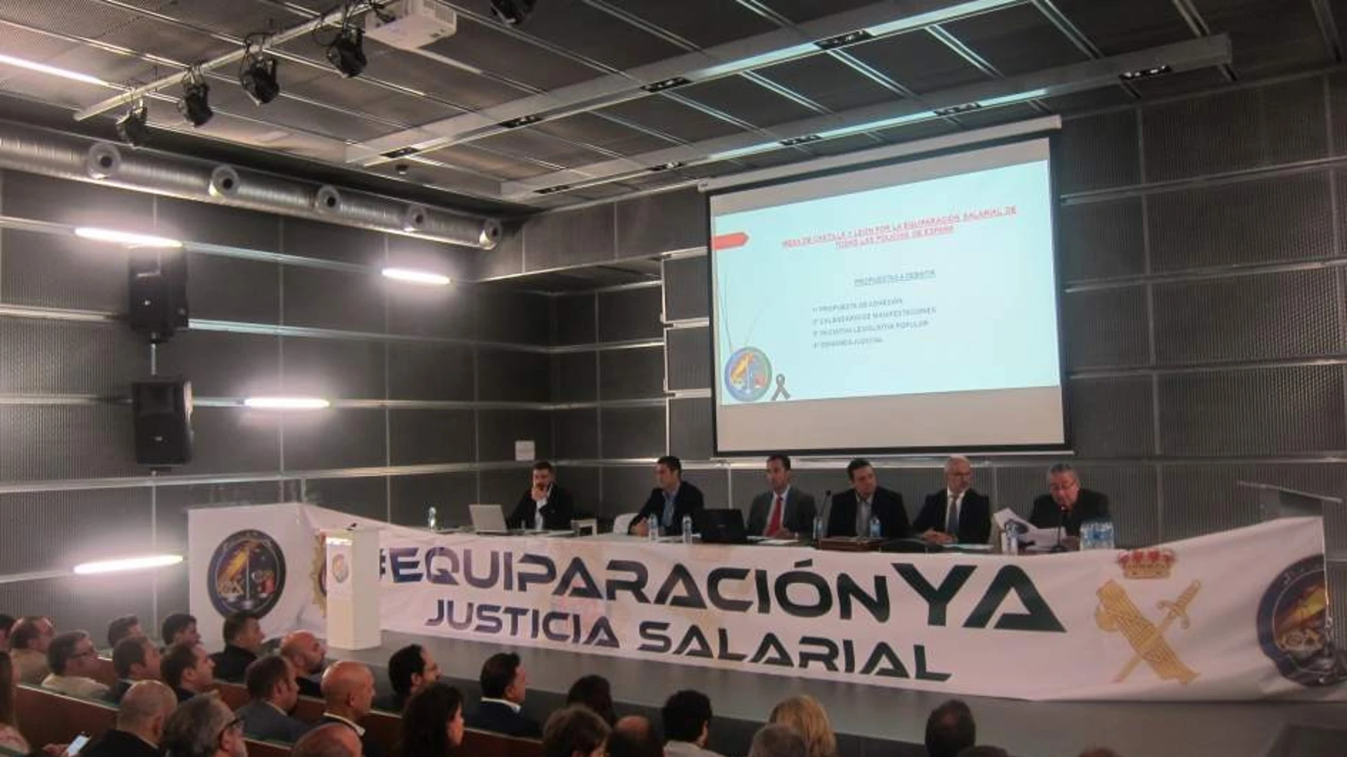 Al menos 16 asociaciones policiales y de la Guardia Civil y representantes de cinco partidos políticos se dieron cita en el Lecrac para levar a cabo la Mesa de Negociación de Castilla y León