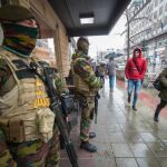 Militares junto a un restaurante en el centro de Bruselas