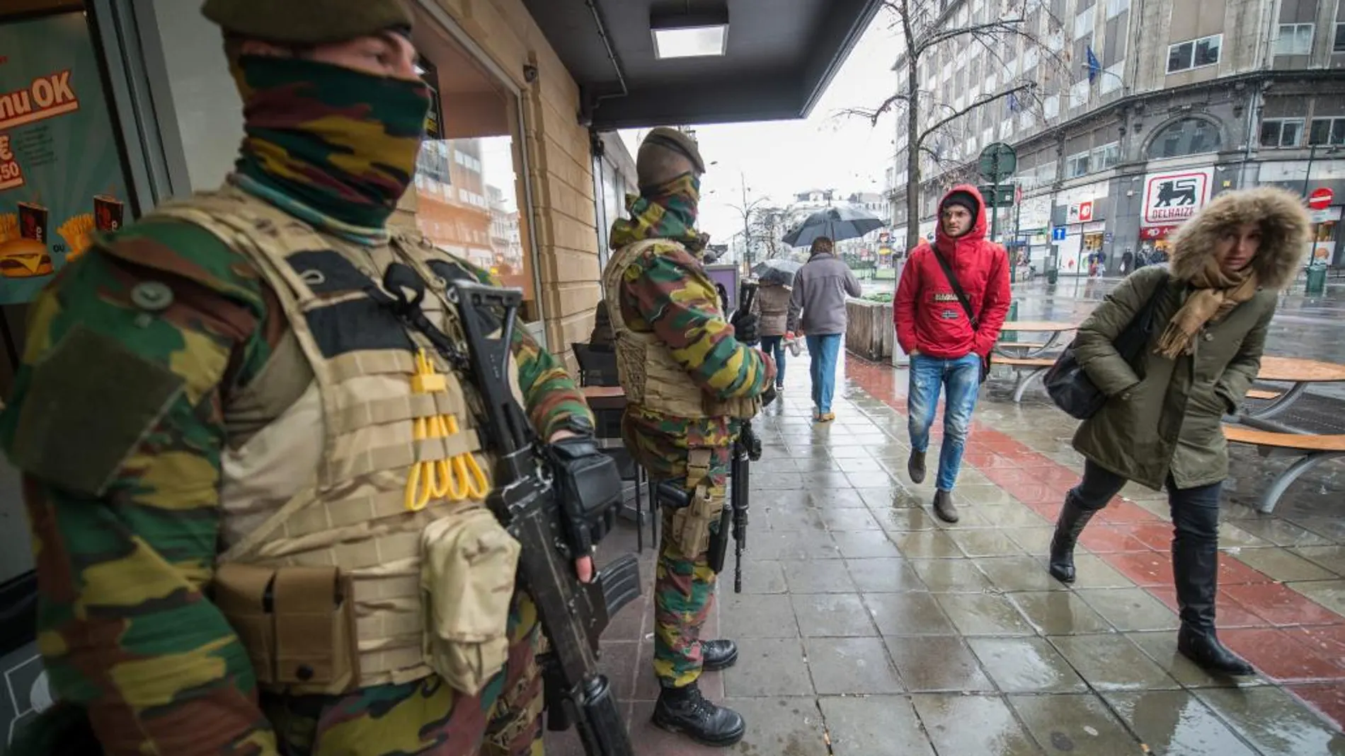Militares junto a un restaurante en el centro de Bruselas