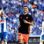 El defensa del Valencia José Luís Gayá (c) celebra su gol marcado ante el Espanyol durante el partido correspondiente a la trigésimo séptima jornada de LaLiga Santander disputado hoy en el estadio RCDE Stadium.