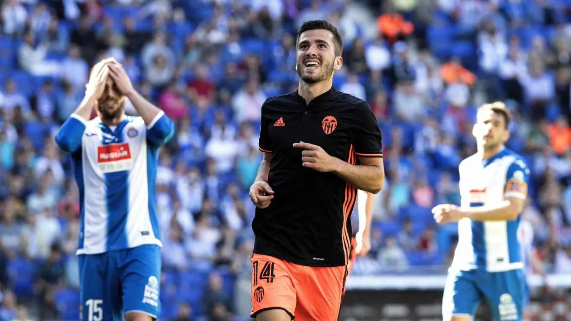 El defensa del Valencia José Luís Gayá (c) celebra su gol marcado ante el Espanyol durante el partido correspondiente a la trigésimo séptima jornada de LaLiga Santander disputado hoy en el estadio RCDE Stadium.
