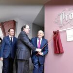 Herrera descubre la placa que conmemora la inauguración junto a Edmundo Bayón, Carlos Villar y Milagros Marcos