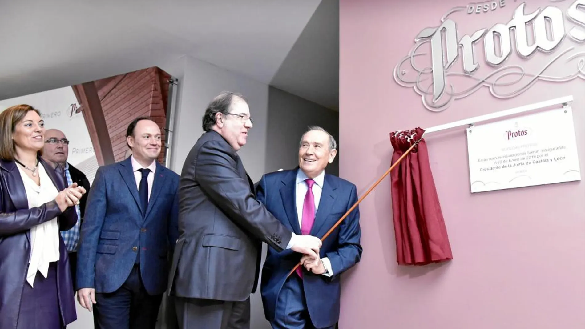 Herrera descubre la placa que conmemora la inauguración junto a Edmundo Bayón, Carlos Villar y Milagros Marcos