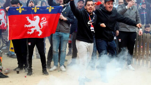 GRAFCAT5651. BARCELONA, 13/03/2019.- Varios centenares de seguidores radicales del Olympique Lyon se han concentrado en la plaza Artós de Barcelona desde donde se dirigirán al Camp Nou para presenciar el partido de vuelta de octavos de final de la Liga de Campeones donde los franceses se enfrentarán al FC Barcelona. EFE/Toni Albir