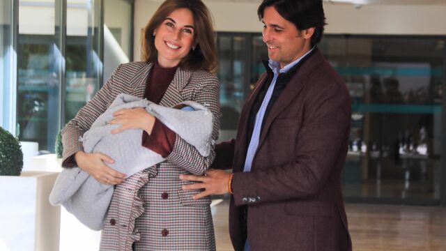El torero Francisco Rivera Ordóñez y Lourdes Montes durante la presentación ante los medios de su hijo Francisco Rivera Montes en Sevilla / Foto: Gtres