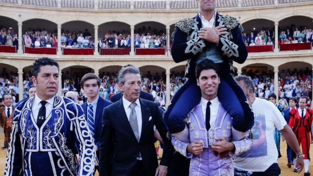 Francisco Rivera Ordoñez "Paquirri"que se retira hoy de los ruedos, da una vuelta al ruedo llevado a hombros por su hermano el diestro Cayetano.