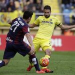 El centrocampista del Eibar Saúl Berjón pelea un balón con el defensa del Villarreal Mario Gaspar