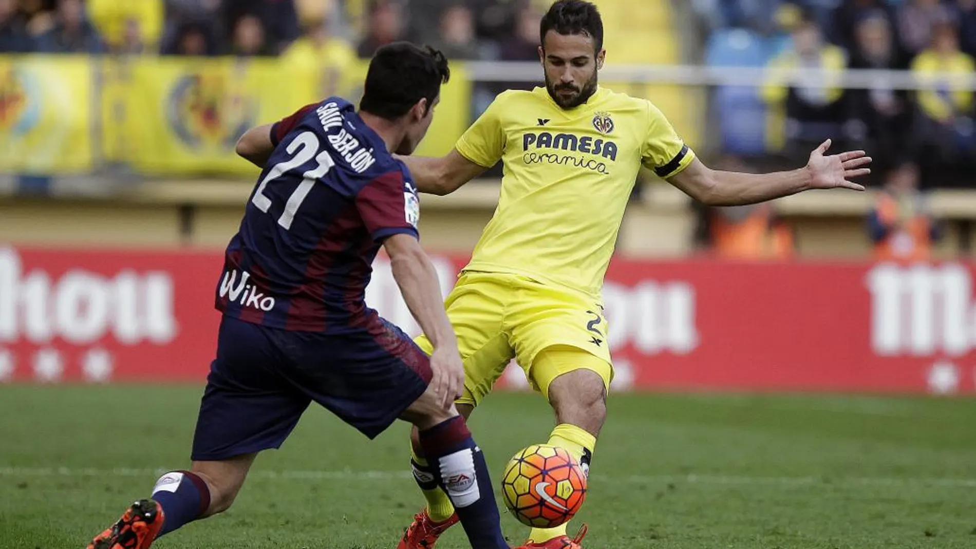 El centrocampista del Eibar Saúl Berjón pelea un balón con el defensa del Villarreal Mario Gaspar