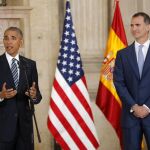 El presidente de los EEUU, Barack Obama (i), en presencia del rey Felipe VI, pronuncia unas palabras en el salón de las Columnas del Palacio Real