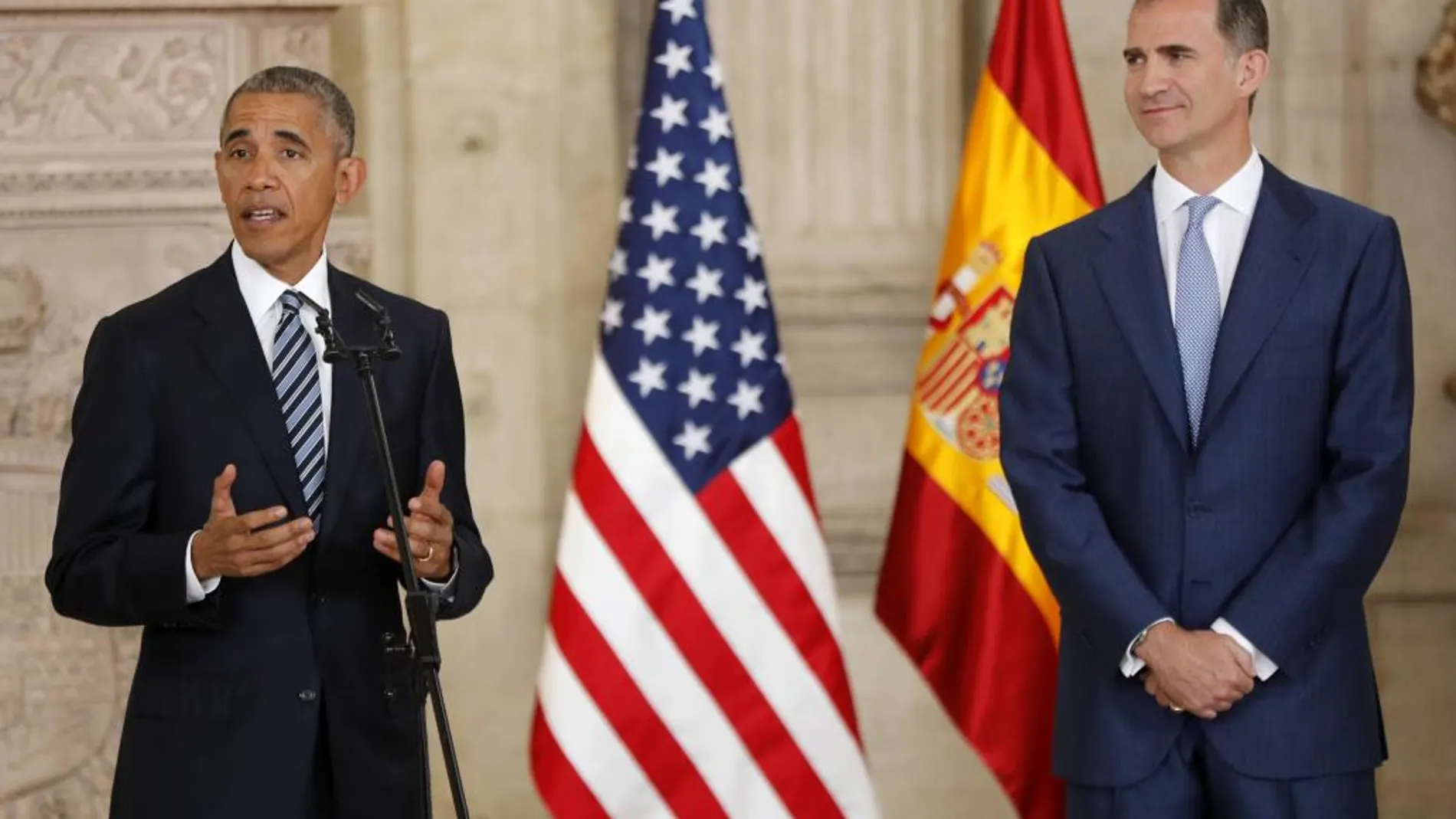 El presidente de los EEUU, Barack Obama (i), en presencia del rey Felipe VI, pronuncia unas palabras en el salón de las Columnas del Palacio Real