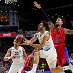 El base argentino del Real Madrid Facundo Campazzo (c) supera al base italiano del CSKA de Moscú Daniel Hackett (d) / Efe