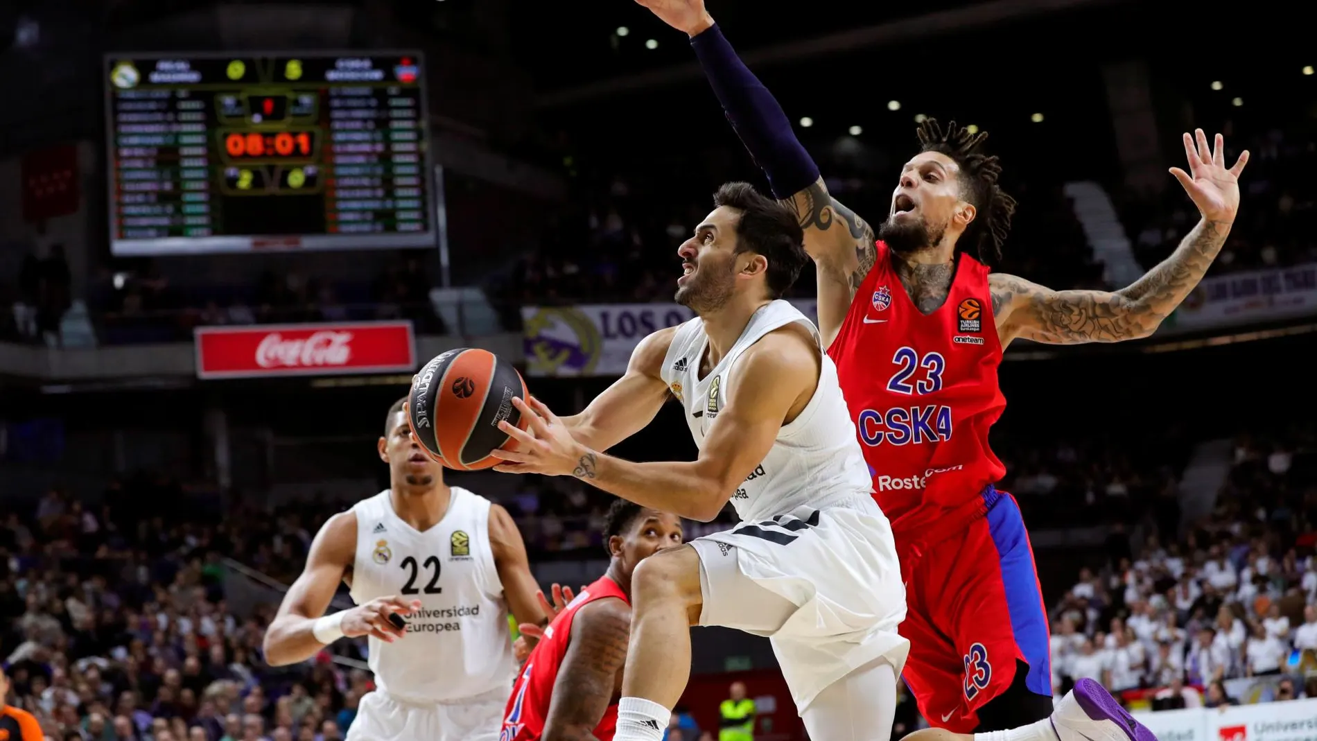 El base argentino del Real Madrid Facundo Campazzo (c) supera al base italiano del CSKA de Moscú Daniel Hackett (d) / Efe