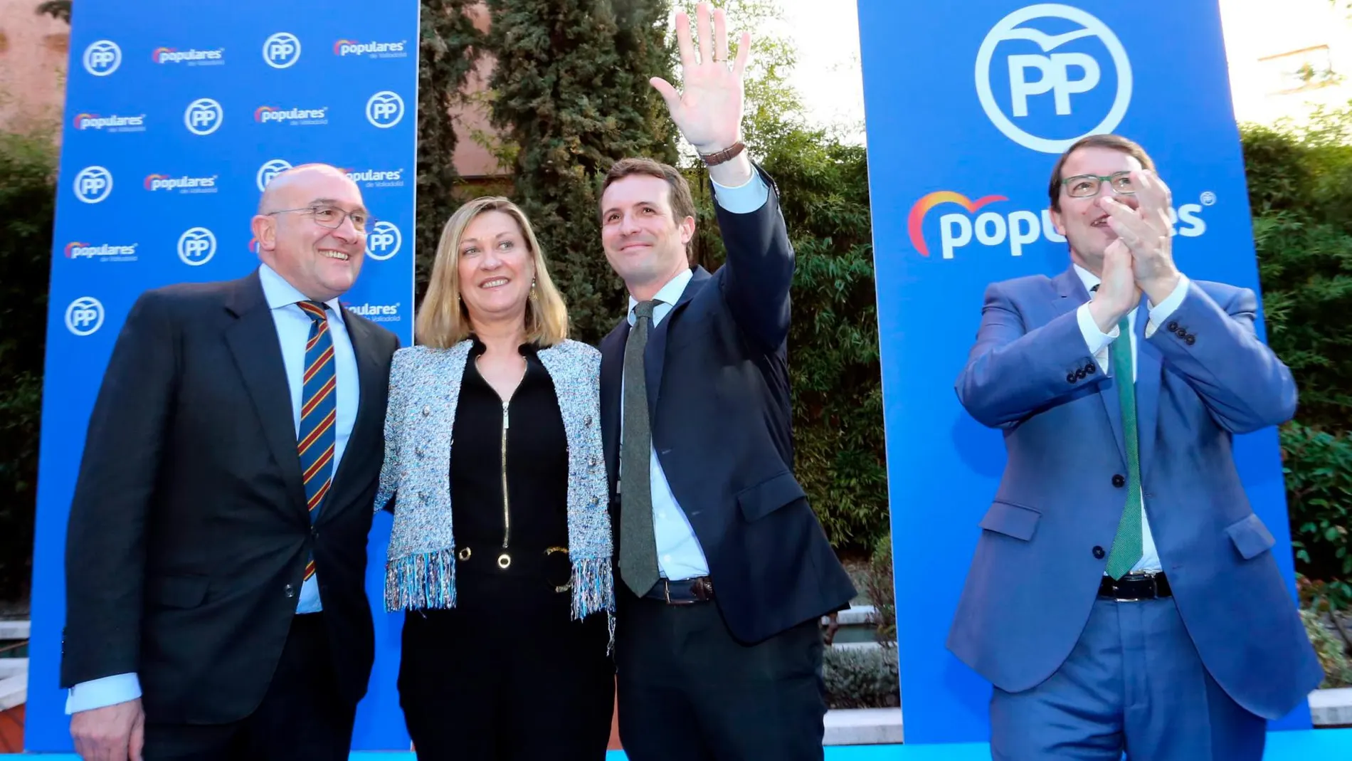 El presidente del Partido Popular, Pablo Casado, participa en un acto con militantes del PP junto al candidato a la Presidencia de la Junta, Alfonso Fernández Mañueco; el presidente de la formación en Valladolid, Jesús Julio Carnero; y la candidata popular a la Alcaldía vallisoletana, Pilar del Olmo