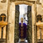 El arzobispo de Santiago Julián Barrio abre la Puerta de la Misericordia de la catedral de Santiago, nombre que recibirá la llamada Puerta Santa en el inicio del Año Jubilar Extraordinario.