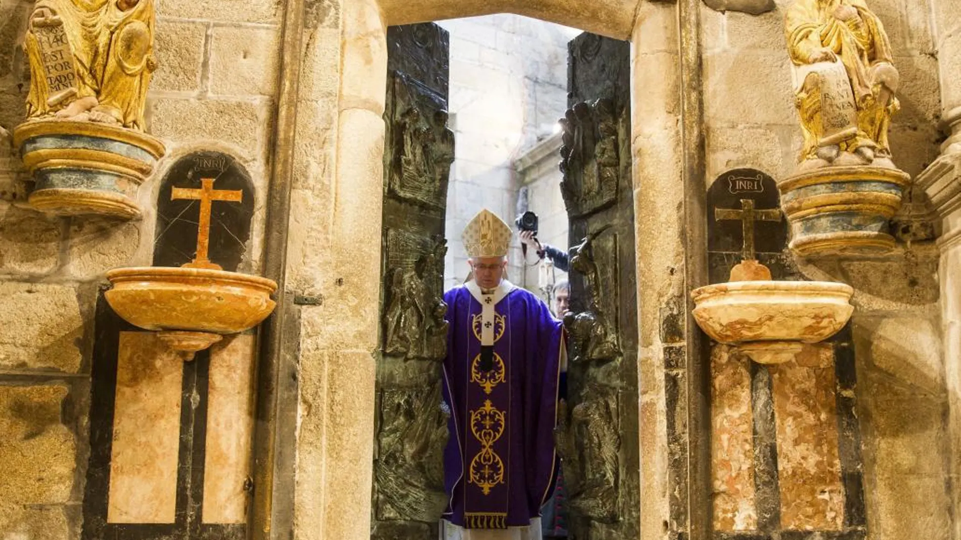El arzobispo de Santiago Julián Barrio abre la Puerta de la Misericordia de la catedral de Santiago, nombre que recibirá la llamada Puerta Santa en el inicio del Año Jubilar Extraordinario.