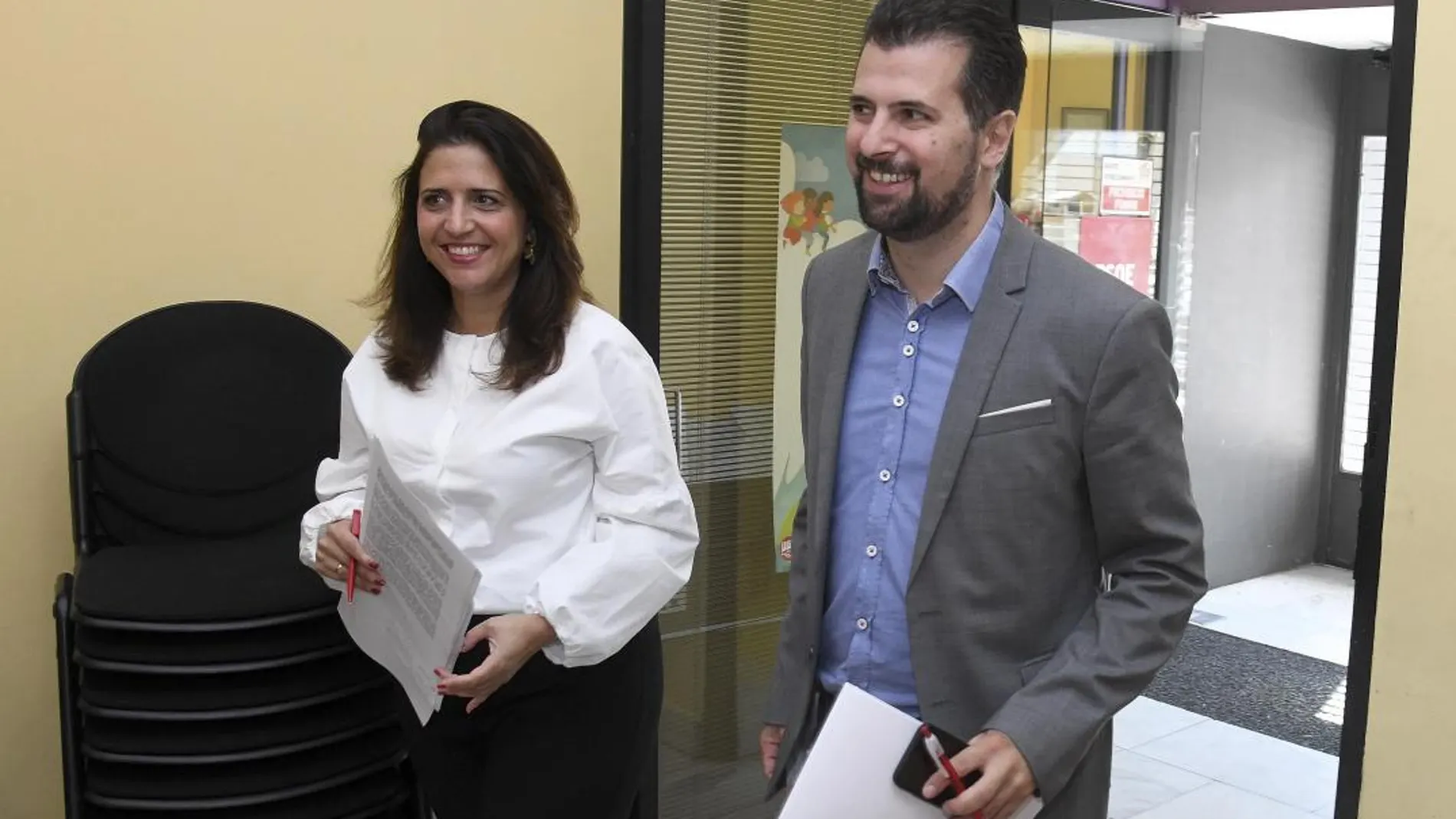 El secretario regional de los socialistas, Luis Tudanca, junto a la secretaria general por la provincia de Burgos, Esther Peña
