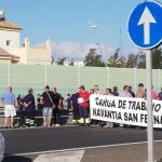 Más de un millar de trabajadores del astillero de Navantia de San Fernando (Cádiz) han cortado el tráfico de la autovía A-4