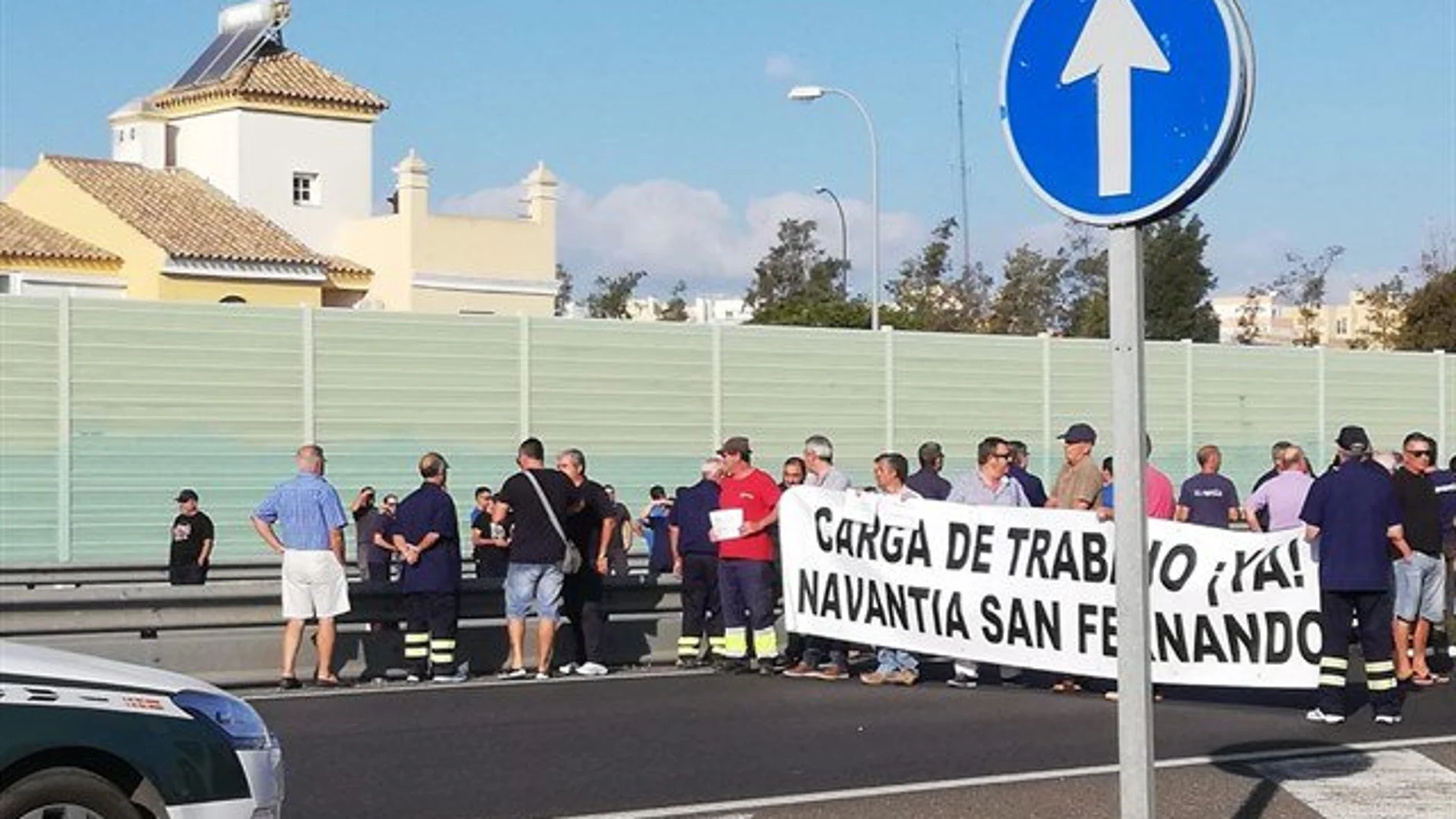 Más de un millar de trabajadores del astillero de Navantia de San Fernando (Cádiz) han cortado el tráfico de la autovía A-4