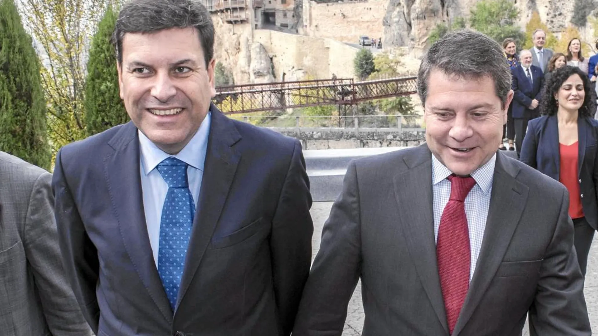 El consejero de Empleo, Carlos Fernández Carriedo, junto al presidente de Castilla la Mancha, Emiliano Page.