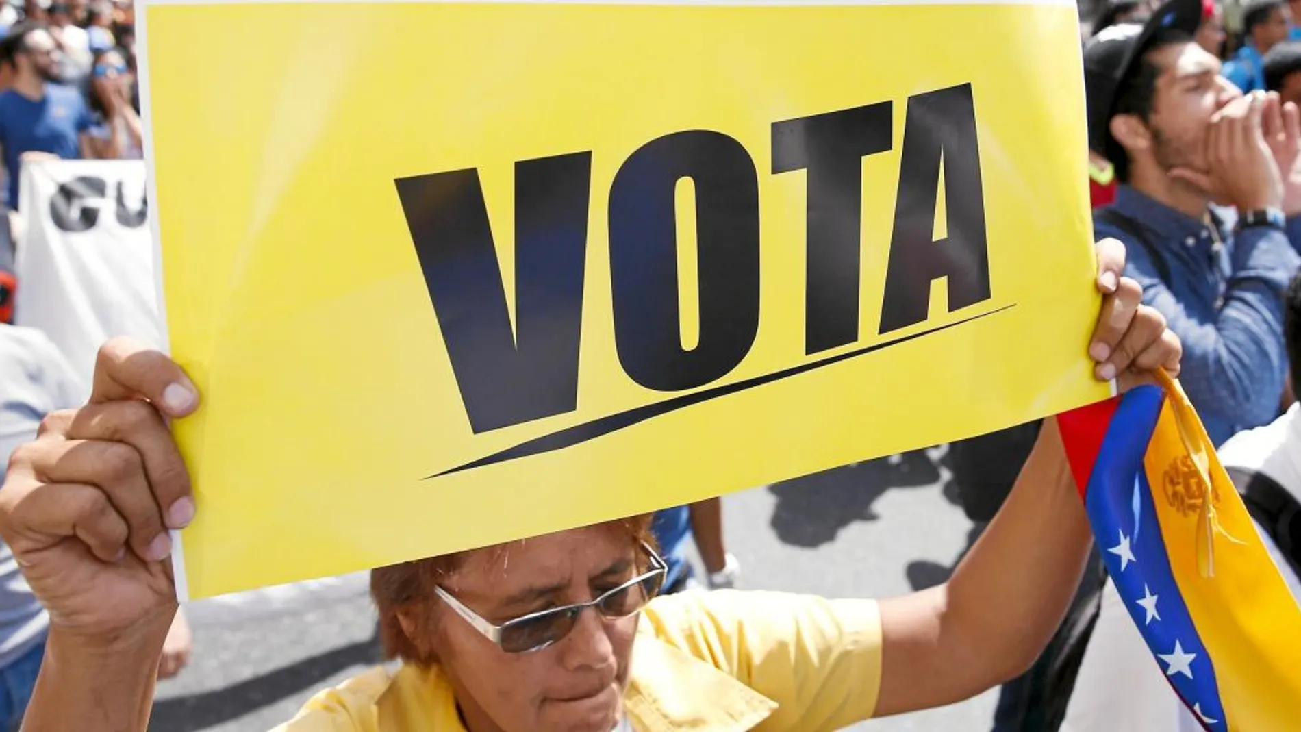 Opositores al chavismo animan a votar en una manifestación contra Maduro