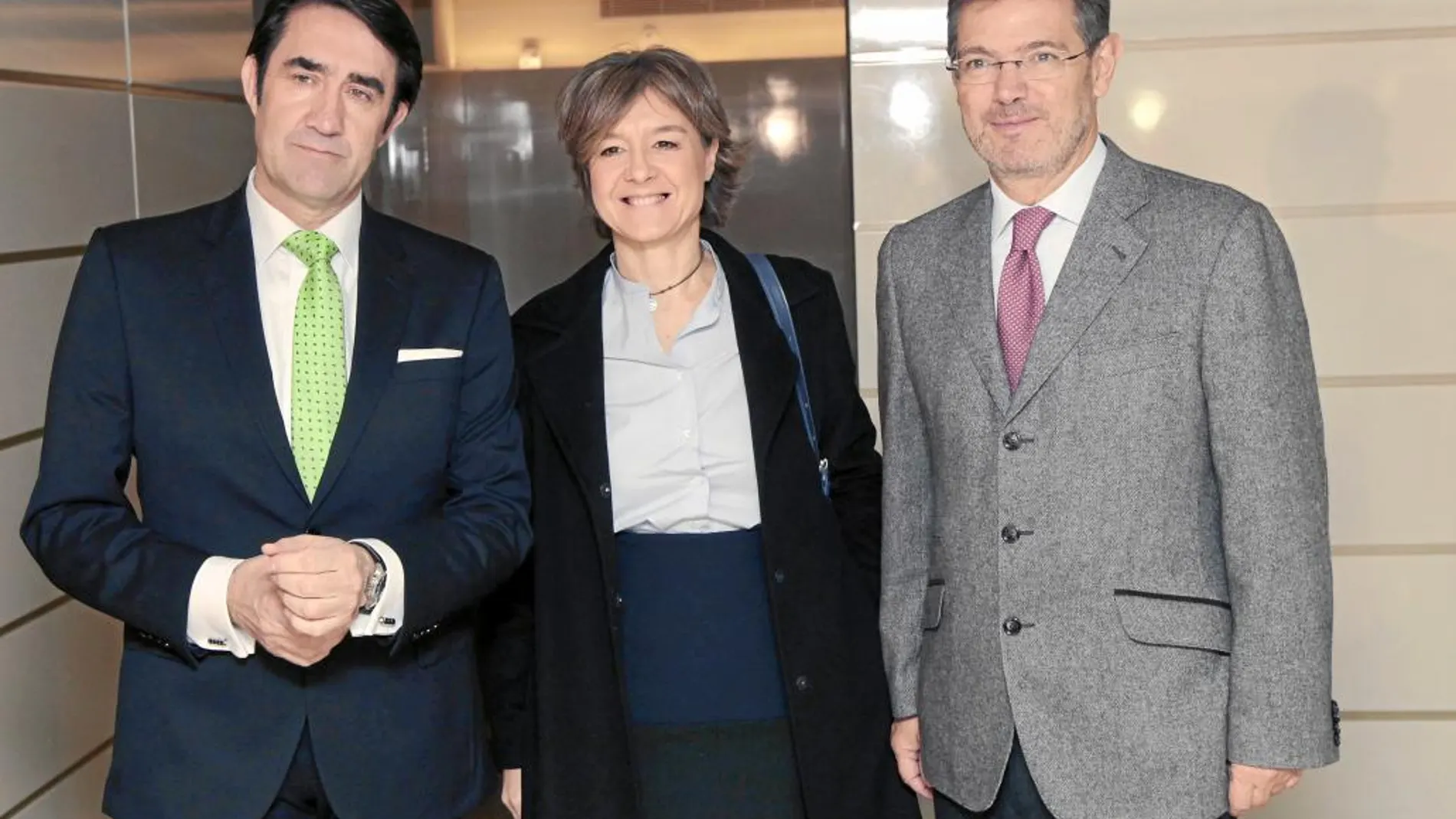En la imagen principal, Súarez-Quiñones junto a los ministros García Tejerina y Catalá.
