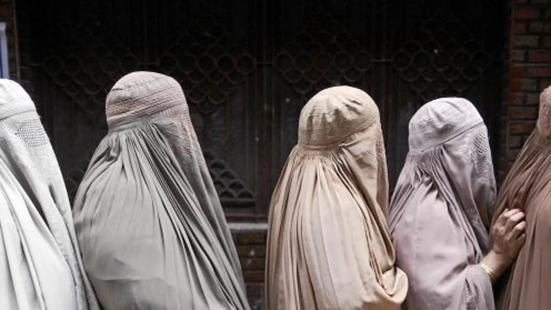 Un grupo de mujeres aguarda pacientemente para votar ayer en Rawalpindi