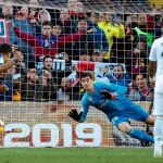 El delantero uruguayo del FC Barcelona Luis Suárez marca su gol de penalti, ante el portero del Real Madrid